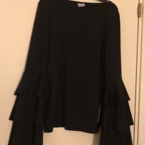 Tröja storlek s - Svart lite finare tröja med vida ärmar från Ginatricot i storlek S