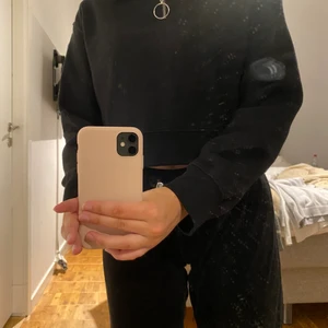 Swetshirt - En kortare swetshirt med dragkedja i halsen, använd få gånger. 