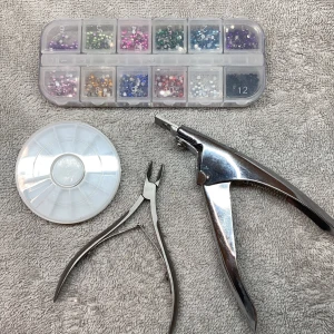 Nagelverktyg och stenar - Lösnagelklippare 20kr, hjul för stenar 5kr, och box med stenar 30kr NAGELBANDSKLIPPAREN ÄR SÅLD