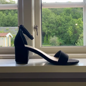 Nly SHOES klack strl 39 - Ett par perfekta låga klackskor som endast är använda en gång. Bekväma att gå i med sin mjuka passform.                    Något mindre i storleken (rekommenderas att gå upp).          Orginalpris: 299kr men PRISET KAN FÖRHANDLAS