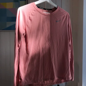 Nike running dri fit stl S - Rosa träningströja från Nike! Storlek S, frakt tillkommer 