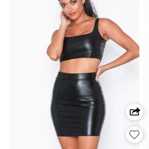 Säljer denna helt oanvända svarta kjol. Nypris: 300kr, köparen står för frakten 💖 inga skam bud, skriv privat 🦋