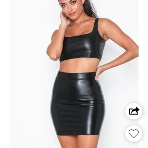 Kjol- Stretchig läderimitation  - Säljer denna helt oanvända svarta kjol. Nypris: 300kr, köparen står för frakten 💖 inga skam bud, skriv privat 🦋