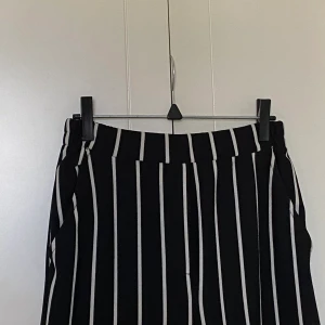 Randiga byxor från Bershka. vida - Storlek S, superfina men inte riktigt min stil. 80kr+frakt