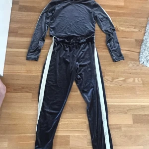 Mjukisdress - Mjukisdress från BikBok. Tröjan är i strl M och byxorna i strl L. Väldigt små i storlekarna. Tröjan passar en S och byxorna passar en lång S eller M. Kan skicka, köpare står för frakt.