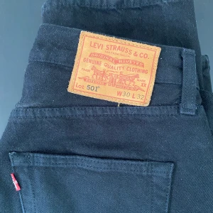 Levi’s jeans - Säljer mina snygga svarta levi’s 501or då dom inte längre passar mig i midjan. Köparen står för frakten. Pris kan diskuteras😉