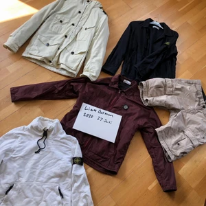 Stone Island plagg - Vinterjackan är i gott vintage skick, 8/10, AW2005. Size M. 2500kr, Svarta skjortan SS2008, 7/10 1300kr. Röda jackan 9/10, köpt på NK, 2000kr. Vita hoodien 7/10 900kr, har smått färgstänk.