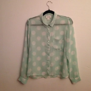  - Fin skjorta från Monki! En favorit 👑 lagom genomskinlig 
