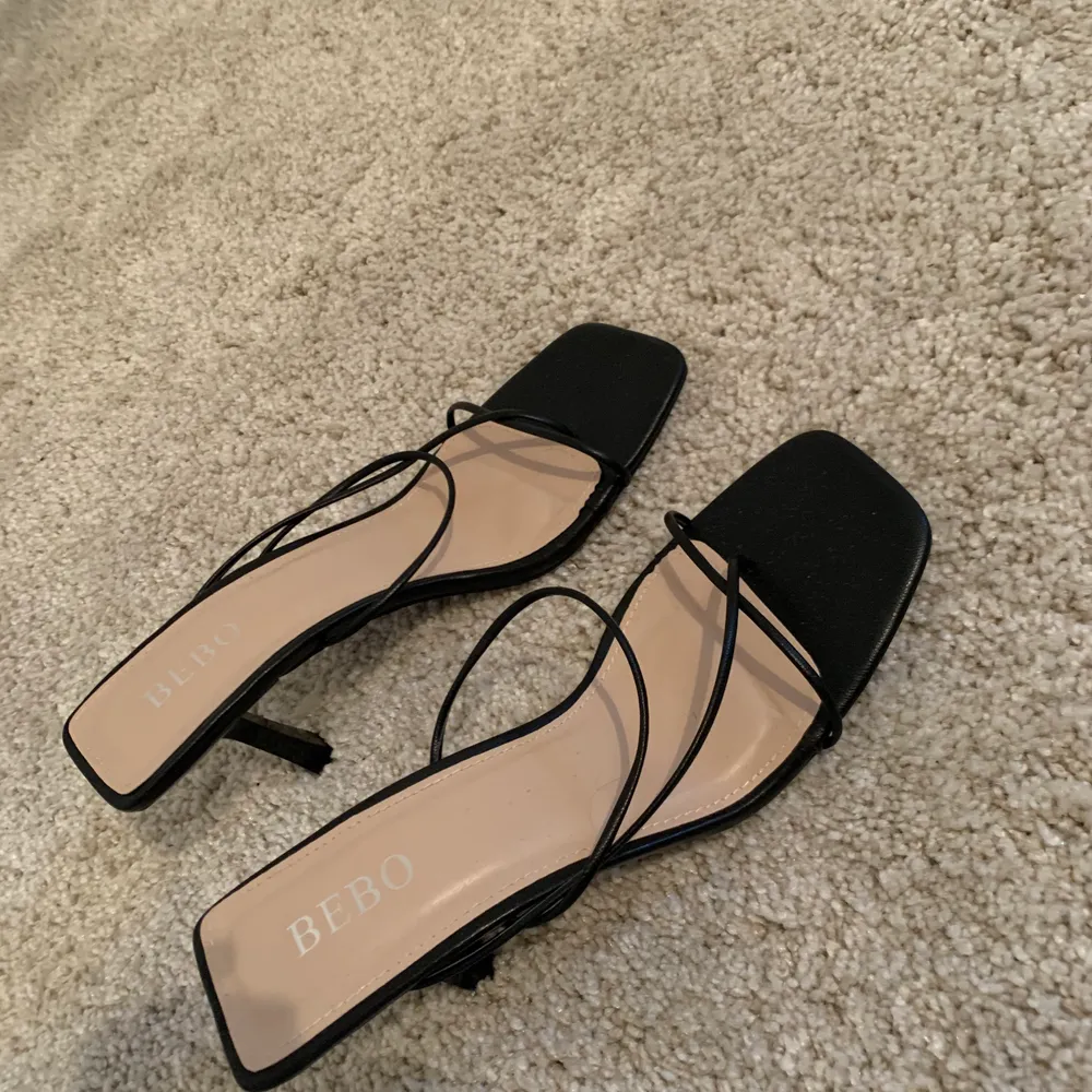 Black strap heels size 37. Condition as new, have only used once outside. Selling because they’re slightly too small for me.. Skor.