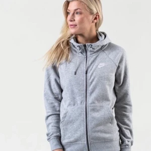 Nike kofta  - säljer min Nike kofta som är sparsamt använd, alltså fint skick. Storleken är xs men skulle säga en större S vilket jag diggar då jag föredrar overzised. Köptes för 600kr men säljer för 200 inklusive frakt 💓💓 kontakta privat för fler bilder eller frågor:)