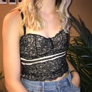 Vintage lacy topp - Väldigt fin lacy svart och beige topp i storlek 38 men passar även till 34 och 36. Vintage och i väldigt fin skick! Frakt tillkommer ✨🛍