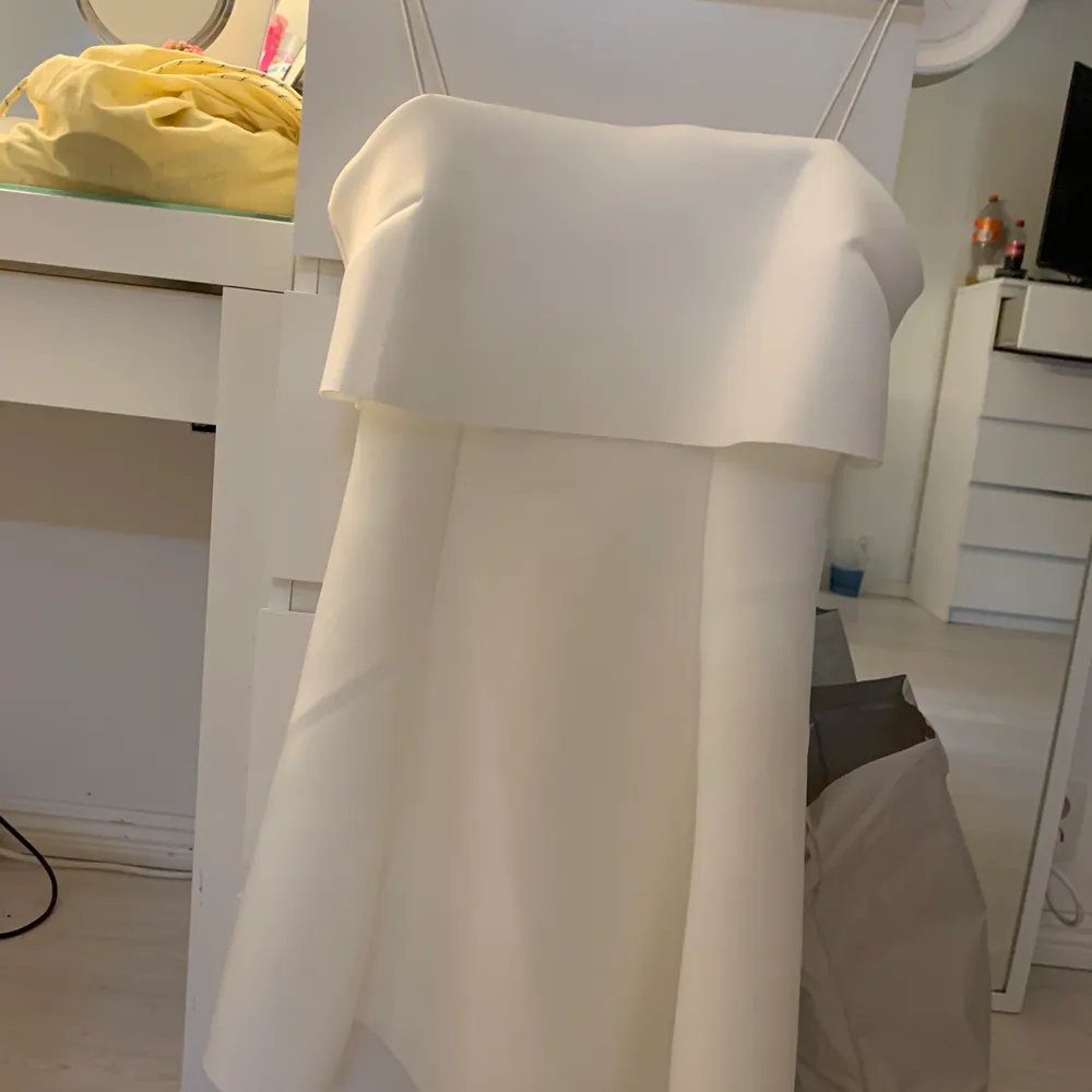 Säljer denna fina vita klänning! Perfekt till en härlig sommardag, eller ett student firande. Köpte den till min egna student men använde den aldrig då jag köpte en annan! Så klänningen är endast provad och aldrig använd. Den är köpt på Asos!. Klänningar.