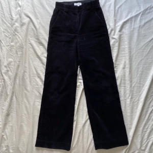 &other stories mörkblåa Manchester byxor - Byxorna är i nyskick då de endast är använda fåtal gånger.  Älskar dessa byxor men tyvärr är de för små! Nypris är 790 men jag säljer de för 500 kr. Jag är 155 cm och längden passar mig bra. Har ni fler frågor/vill ha fler bilder är de bara att skriva!💞 