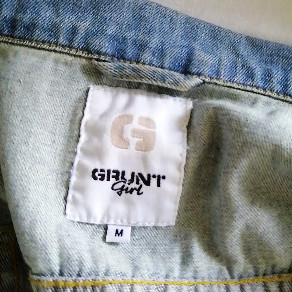 En typ jeans topp i storlek M. Men skulle själv säga att den är storlek S.  Säljer pga att det inte är min stil och den används aldrig. 60 kr betala med swish. Skriver hur mycket frakten kostar om någon är intresserad. . Toppar.