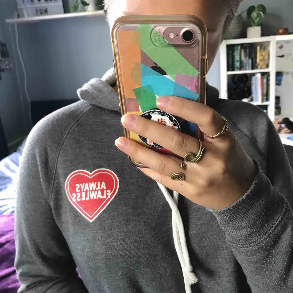 En grå mjuk, croppad hoodie, med ett rött hjärta med texten always flawless. Väldigt mjuk på insidan och ganska tunn. Passar även storlek S. Hoodies.