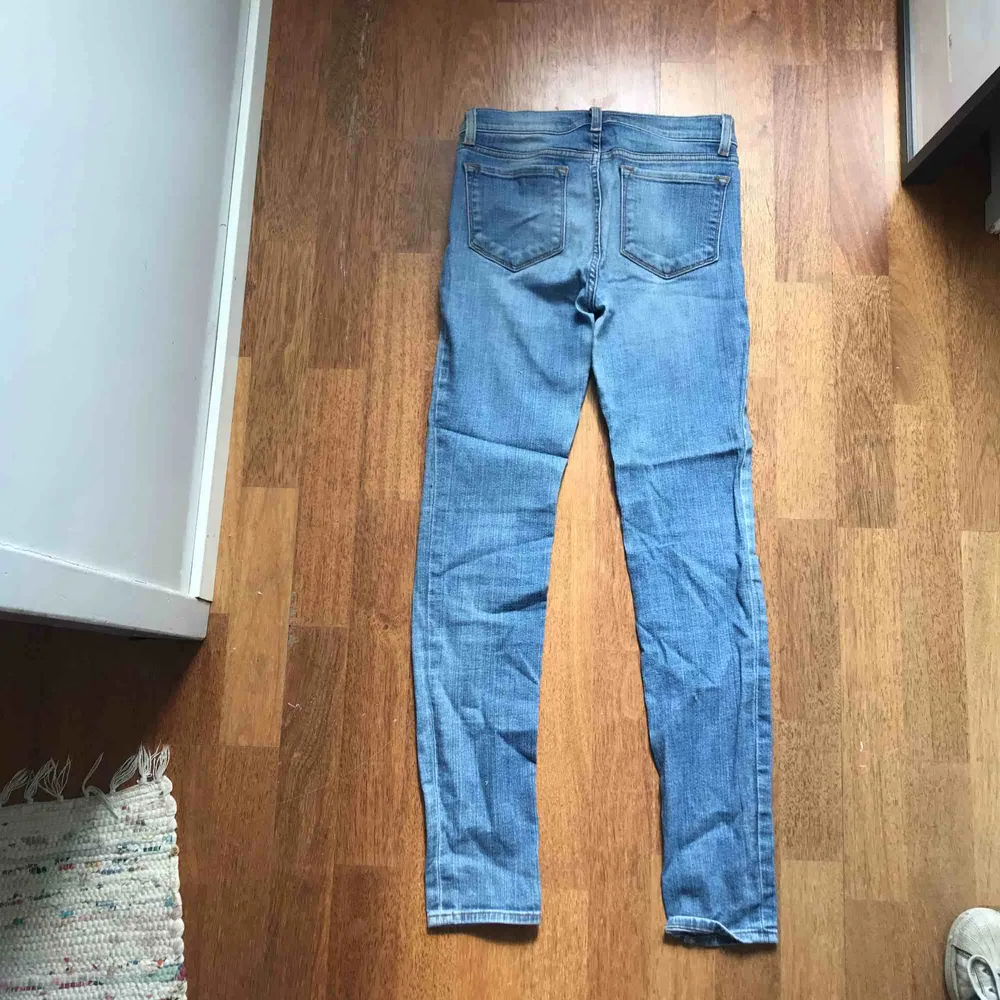 Jeans från j Brand i färgen comet. Sparsamt använda och är i storleken 14. Skulle förmodligen passa w.26-28. Jeans & Byxor.