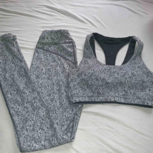 - Gymsharkset från ”Fleur texture” - kollektionen. Man ser ingen svett när man tränar! Säljer då jag inte använt detta sett så mycket, max 3 gånger. Nypriset är 800kr! Kan mötas mellan ekerö och centrala Stockholm, även mot Nynäshamn.