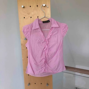 - En rosa söt vintage blus med spets i kanterna. Skriv för mer info. Frakt tillkommer.