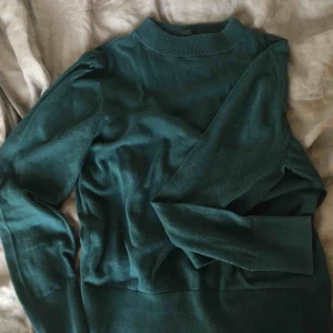  - Mörkgrön långärmad halvpolotröja, jättebekväm och snygg till mycket