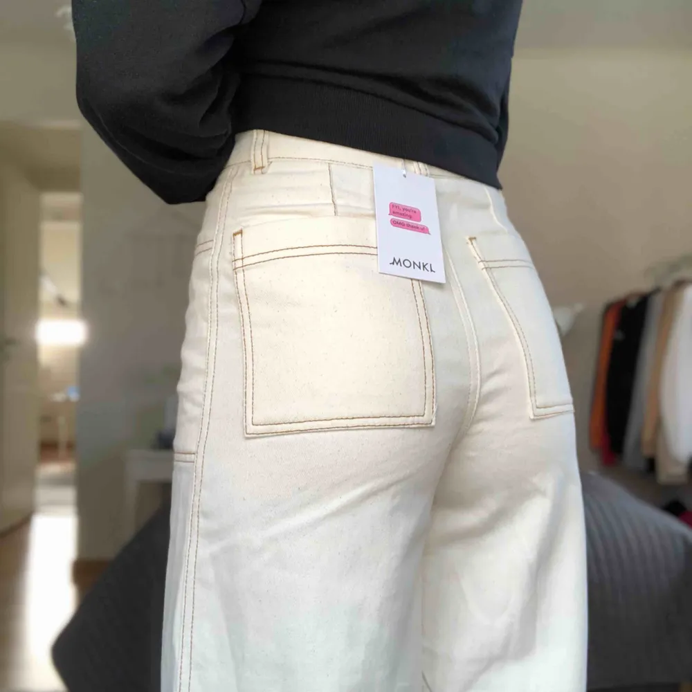 Säljer dessa sjukt snygga jeans från monki. Aldrig använda (lappen sitter kvar). nypris 350kr. Köparen står för frakten:). Jeans & Byxor.