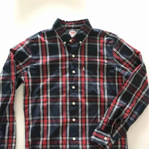 - Rutig skjorta från Levis. Använd ett par gånger och är i nyskick. Hämtas i Malmö eller skickas mot frakt. 