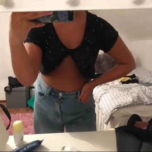  - En väldigt kort kofta/topp, beror på hur man vill bära den! Assnygg att ha på tex fest som topp bara, men pga att den är liten skulle jag isåfall rekommendera den till någon med liten byst! Skitsnygg att ha även som kofta över tex en klänning/blus😍