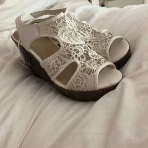  - Super duper fina klackar! Har en liten skada men som inte syns när dem är på, använda några enstaka gånger bara!! 