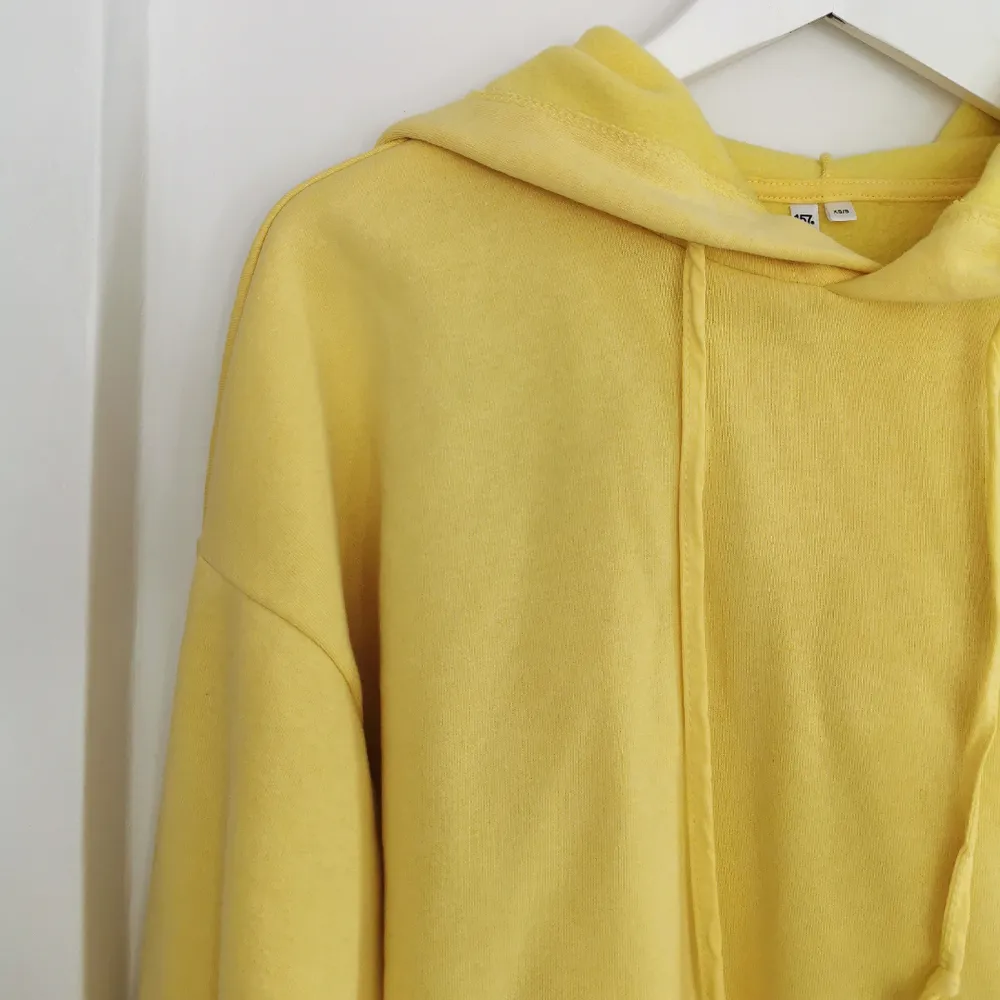 Kort gul hoodie från lager 157, strl xs /s, frakt ingår 💛. Hoodies.