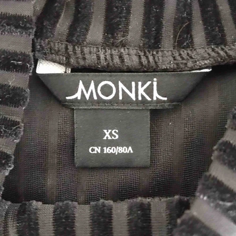 Långärmad tröja från Monki.  Är i mycket gott skick, använd 2 gånger.  Nypris 150 SEK.  Köparen står för frakt, möter annars upp. . Toppar.