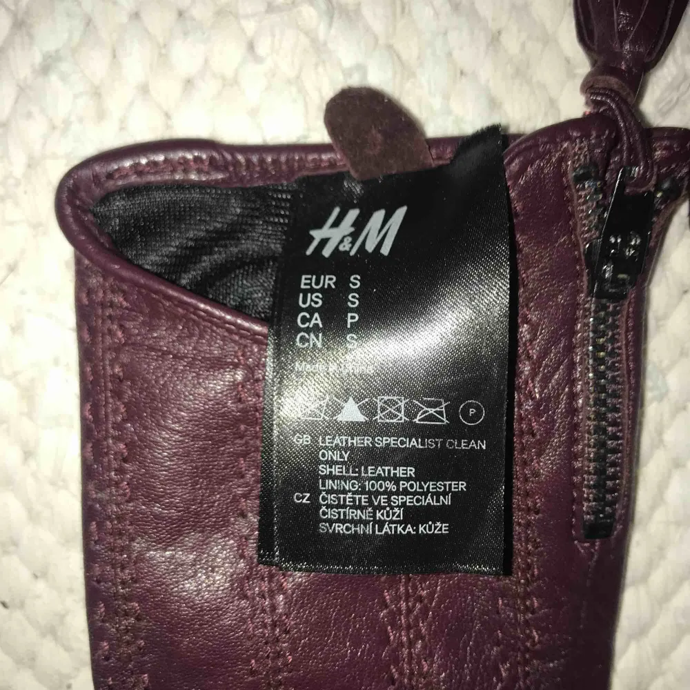 Läderhandskar i färgen burgundy i stl. S från H&M. Accessoarer.