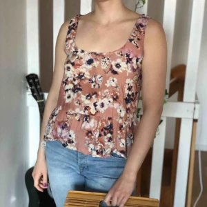  - Jättesöt topp som kommer inte till användning ännu längre. Vi kan mötas upp antigen i Stockholm eller Södertälje annars kan posta mot fraktkostnaden. :)