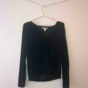  - Omlottblus i svart sammet från Nelly. Använd en gång och är i jättefint skick. 💞 Köparen står för frakt. 