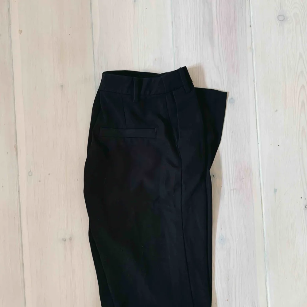Mörkgråa kostymbyxor från Weekday 🦋. Jeans & Byxor.