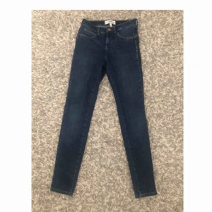  - Ett par jeans från Mango som sitter tajt. De är i ett stretchigt material vilket gör att de är sköna att ha på sig. Jag är 162 cm och längden är bra! 