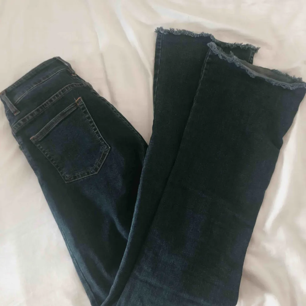 Mörkblåa bootcut jeans från Brandy Melville. Säljes pga för stora. Knappt använda. Hög midja.. Jeans & Byxor.