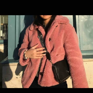 Zara teddyjacka  - Säljer min Zara teddyfodrad jacka. Storlek XS men passar även som S. Nypris: 700 kr Mitt pris: 300 kr