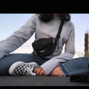  - Snygg grå basic sweatshirt! Går att styla snyggt! Storlek XS🦋