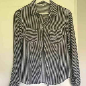  - Randig skjorta i storlek S. Sparsamt använd, bra skick! 