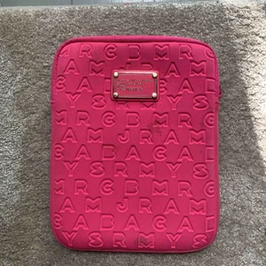  - Ett Ipad fodral från marc by marc jacobs. Har två små fläckar så säljer för 100kr. Passar för originalstorleken av en Ipad. Färgen är rosa.