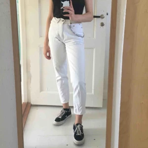  - Vita jeans från Jordache. Strl står ej men skulle gissa 25/26