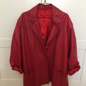  - Underbar röd äkta skinnjacka inköpt på Emmaus i våras. Knappt använd av mig och säljes pga har för mycket jackor. Möts upp i Stockholm eller skickas mot fraktkostnad på ca 95kr. 