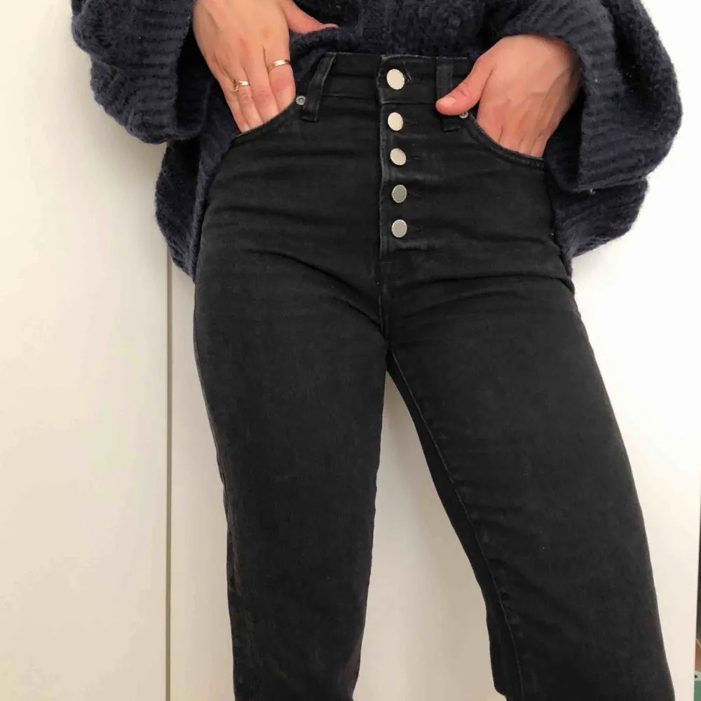 Svarta jeans med hög midja! Jag är 166 cm lång ifall ni undrar över längden på jeansen 🌸. Jeans & Byxor.