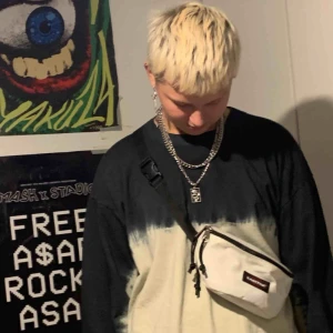  - En snygg magväska som är i bra skick Nypris:300