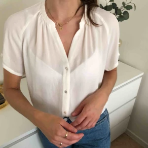  - Tunn sval blus i fint skick, bara använt den två gånger. Syns kanske inte riktigt på bild men färgen är i cremevit! 