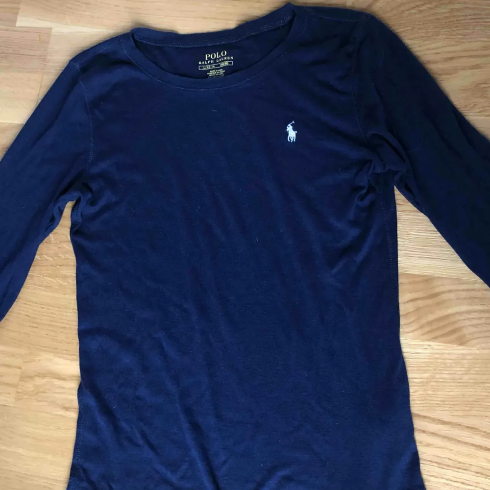 En mörkblå tröja från Ralph Lauren, köpt på Kidsbrandstore. Den är liten i storleken så den passar bra på mig som brukar ha S/M i tröjor. Der står att det är storlek L i tröjan. Kommer tyvärr inte till användning. Använd max 8 gånger.. Tröjor & Koftor.