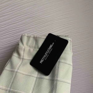  - Snygga kostymbyxor i stretchmaterial från Pretty little thing. Ljusgröna storlek 8 vilket motsvarar ungefär M.  Kan mötas upp i Göteborg men vill man ha det fraktat så får köparen stå för fraktkostnaden. 