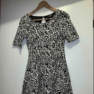  - Jätte fin klänning, går ner för halva låret. Använd ca 2-3 ggr! Frakt tillkommer💫