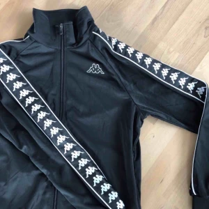  - Kappa jacka i nyskick, storlek medium. Kan mötas upp i Stockholm eller frakta men du står isf för frakten!🙌🏼