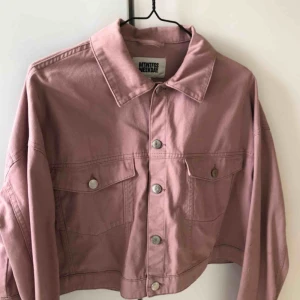  - Oversized croppad jacka i gammelrosa från Weekday. Sparsamt använd så i jättefint skick! 