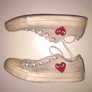  - Comme des Garcons Play x Converse i storlek 36.5. Använda men i fint skick om man ger dom en liten tvätt, därav priset :) frakt på 50kr tillkommer! 